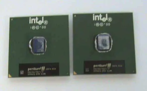 2 processeurs EA Intel Pentium III 933/256/133/1,7V SL4ME 3119A616-0153