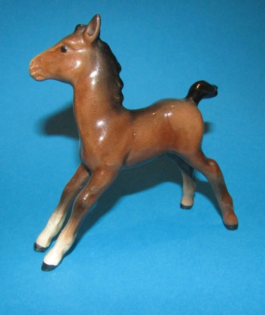 FIGURINE POULAIN CHEVAL blanc gris couché en porcelaine Souvenir Saumur