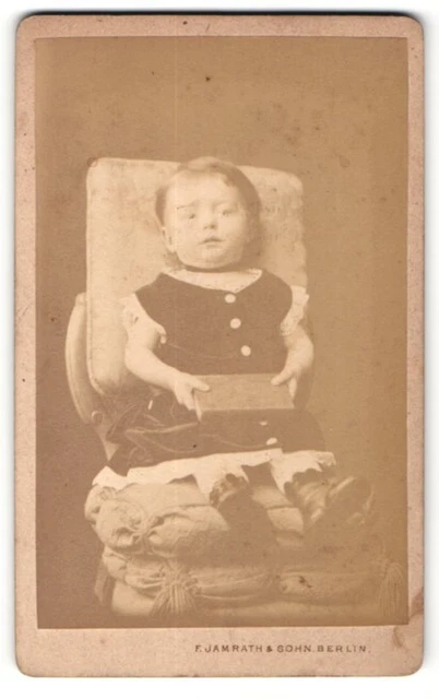 Fotografie F. Jamrath & Sohn, Berlin, Portrait kleines Kind mit Buch