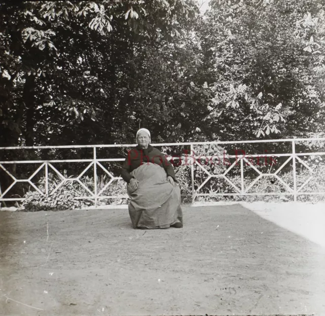 FRANCE Étampes Vieille femme c1910 Photo Plaque Stereo Vintage 