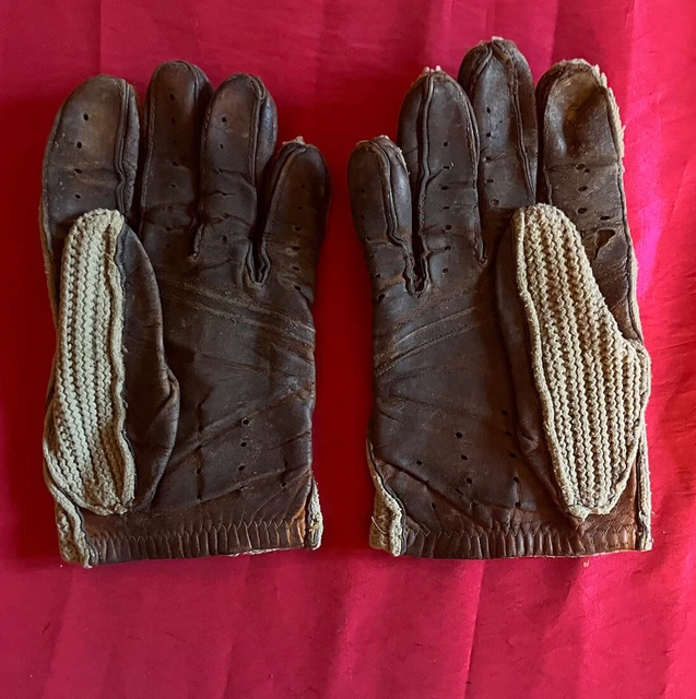 Guanti da guida vintage in pelle e rete. Necessita di restauro. La pelle è molto rigida.