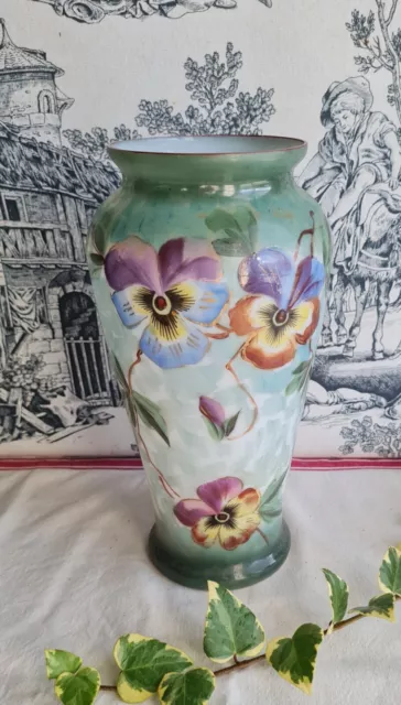 Ancien Vase En Opaline Blanche Decor De Fleurs Pensees Peint