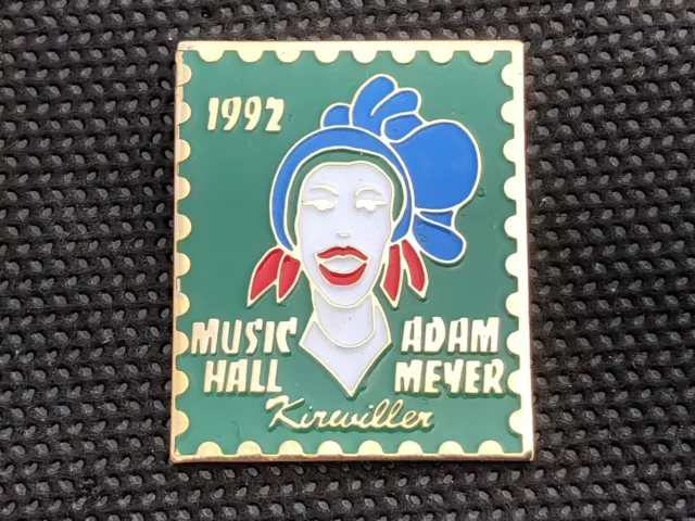 a pins pin FEMME SEXY PIN-UP CABARET MUSIC HALL KIRWILLER 1992