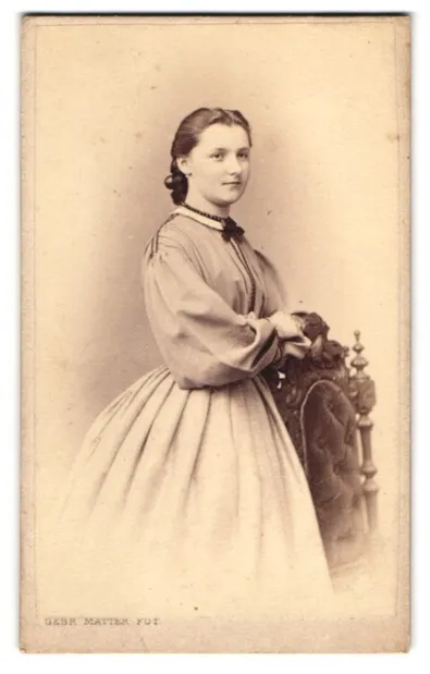 Fotografie Gebr. Matter, Mannheim, Hübsche junge Frau in stark tailliertem Klei