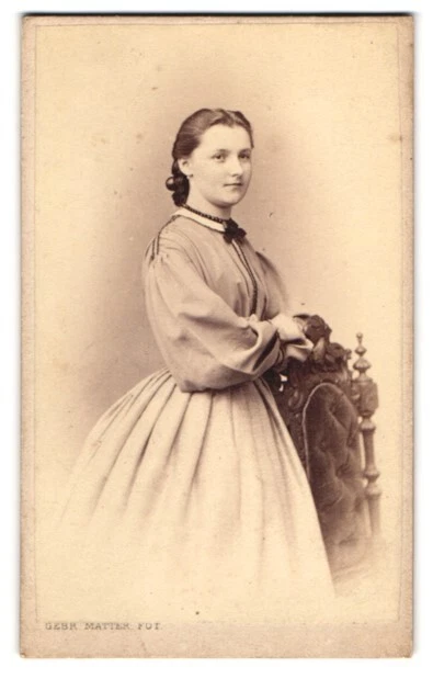 Fotografie Gebr. Matter, Mannheim, Hübsche junge Frau in stark tailliertem Klei