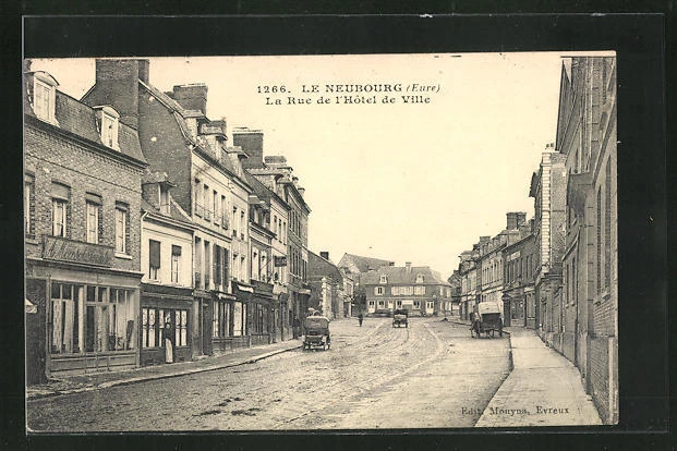 CPA Le Neubourg, La Rue de l´Hotel de Ville 1925