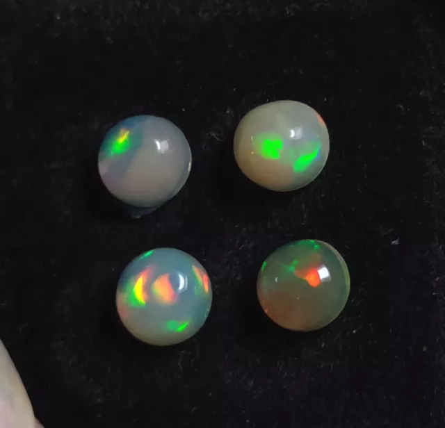 Lot (n°2) de quatre cabochons ronds d’Opale Welo blanche d’Ethiopie 1,52 cts