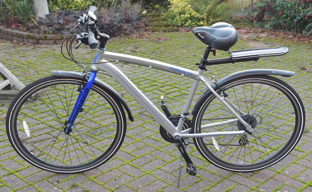 AMMACO PATHWAY X2 Hybrid Bike in near mint condition with lots of