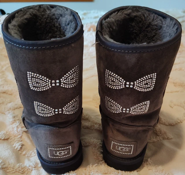 BNIB UGG SWAROVSKI CRYSTAL BOW Chestnut Classic Short Boots. LTD