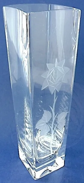Vase transparent de section carrée en cristal incolore gravé 3