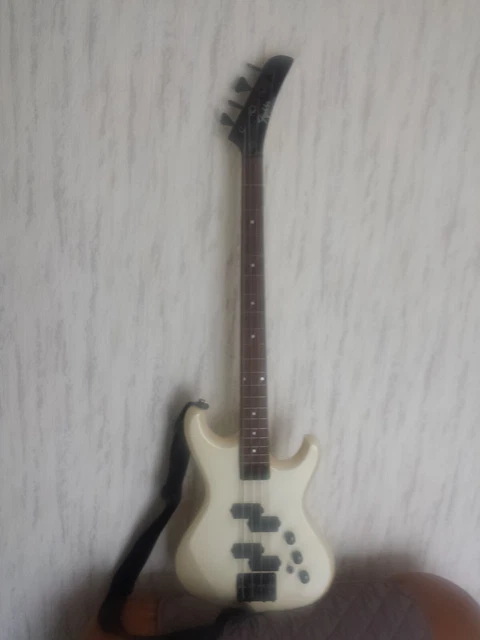 guitare basse 4 cordes blanc occasion avec ampli 