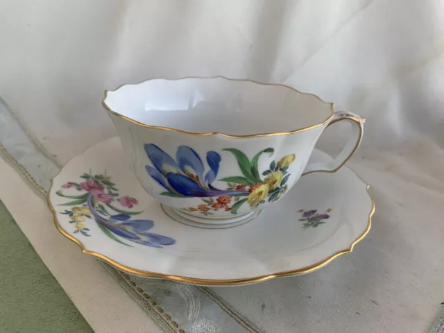 Schöne Meissen Tee-Tasse mit vielen Blumen und Gold