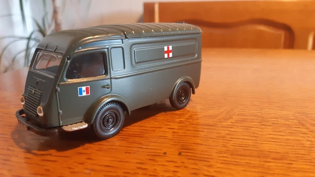 AMBULANCE RENAULT CARRIER par DINKY TOYS ref 80 F NO COPIE EUR 79,00 - FR