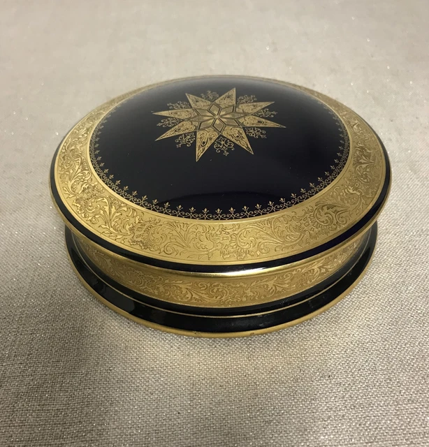 BONBONNIÈRE EN PORCELAINE de Limoges incrustations d'or XXème siècle