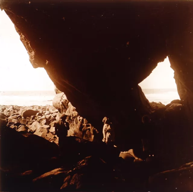 FRANCE Bord de mer Grotte Photo c1925 Vintage Plaque de verre P74L27n