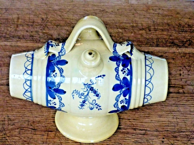 gourde sur pied forme tonneau en faience bretonne pour boire à la régalade