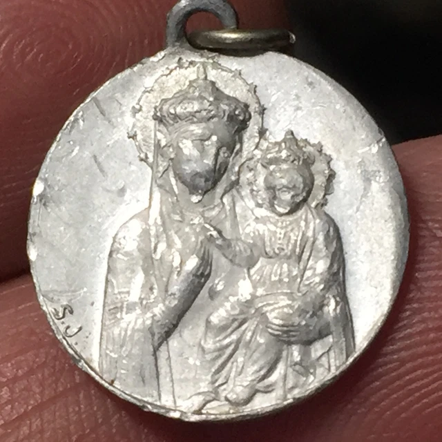 Medaglione D'argento Vergine Maria Dell'oro Su Una Catena Dell'oro