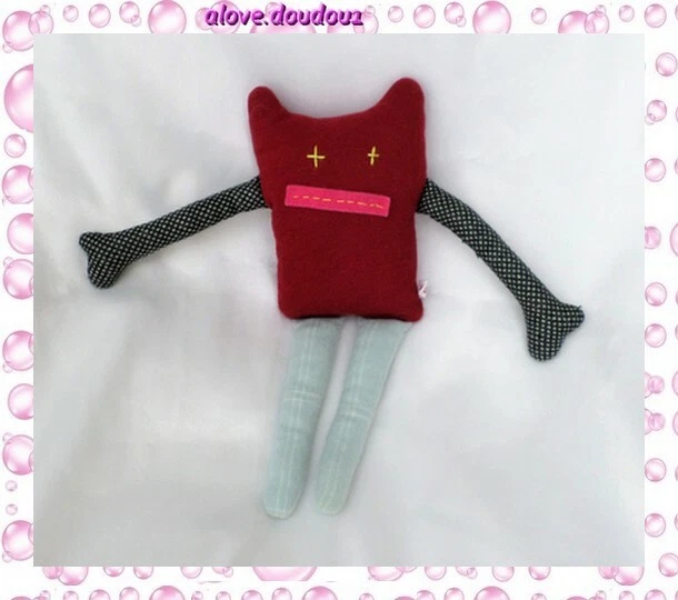 Doudou Peluche Monstre Tissu Rouge Bordeaux Jambes Gris Rayures Blanc