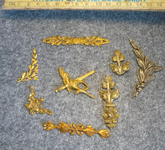 8 Antike Bronze Messing Zier Objekte für Pendule Kaminuhr um 1880