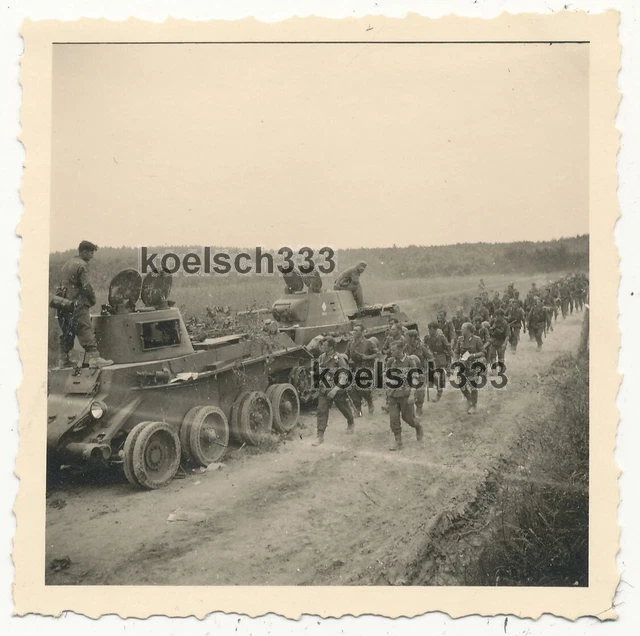 FOTO SOLDATEN DER Wehrmacht an russischen BT7 Panzer Wracks an der