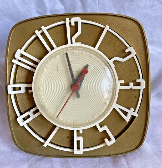 VINTAGE GENERAL ELECTRIC Kitchen Wall Clock, Model 2H4 4, Works