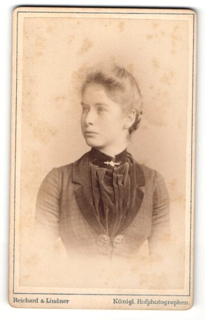 Fotografie Reichard & Lindner, Berlin, blonde Dame in karierter Bluse