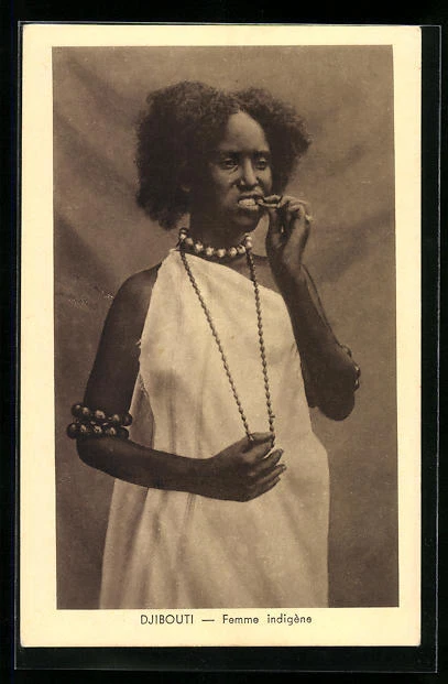 CPA afrikanische Volkstypen, Djibouti, Une elegante entretenant ses dents