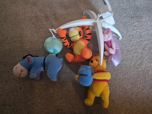 Juguete cuna colgante móvil musical Winnie the Pooh 2001 de colección los primeros años