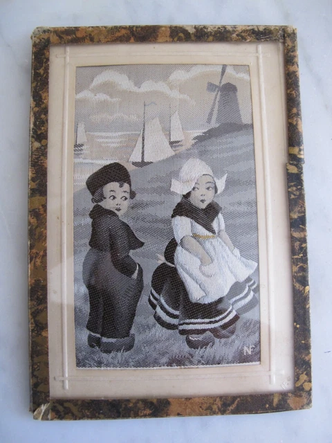 Soie Tissée Ancienne Neyret Frères ? Saint-Etienne, Motif Couple De Vieillards Avec Enfant