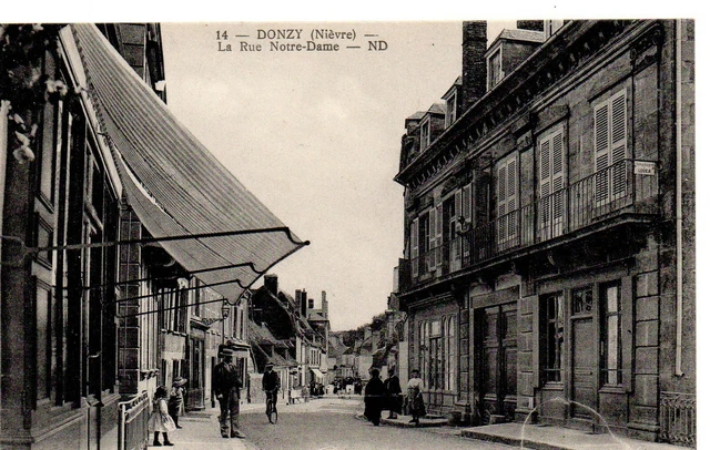 CPA de DONZY (58 Nièvre), La Rue Notre-Dame, animée, années 1910