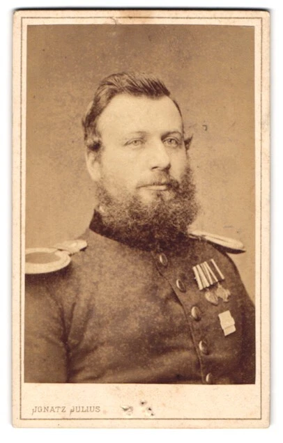 Fotografie Ignatz Julius, Hamburg, Portrait Offizier mit Orden und Ordensspange