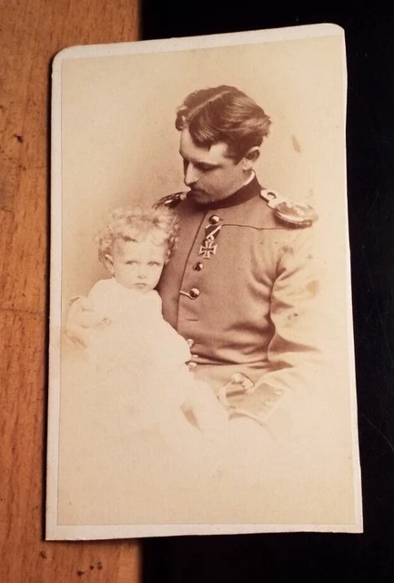 Soldat Offizier in Uniform mit Orden & Kind / CDV Franz Hanfstaengl München