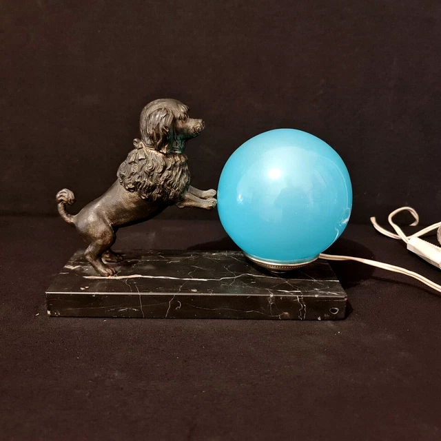 Lampe Ancienne Avec Socle Marbre, Chien En Régule Et Globe Verre Sablé Doré