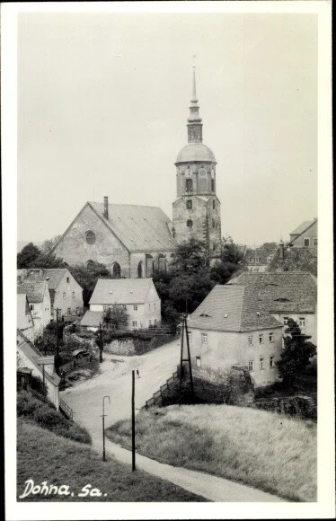 Ak Dohna in Sachsen, Kirche, Straßenpartie - 2485496