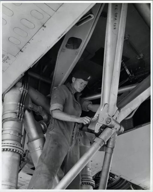 Vickers Valiant Undercarriage Servicing Vintage Photo Raf Royal Air Force