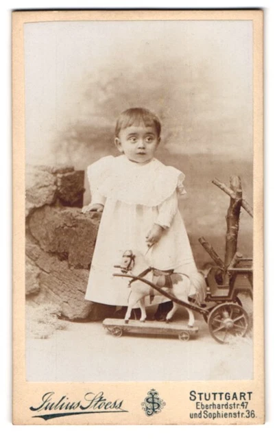 Fotografie Julius Stoess, Stuttgart, Eberhardstr. 47, kleines Kind im weißen Kl