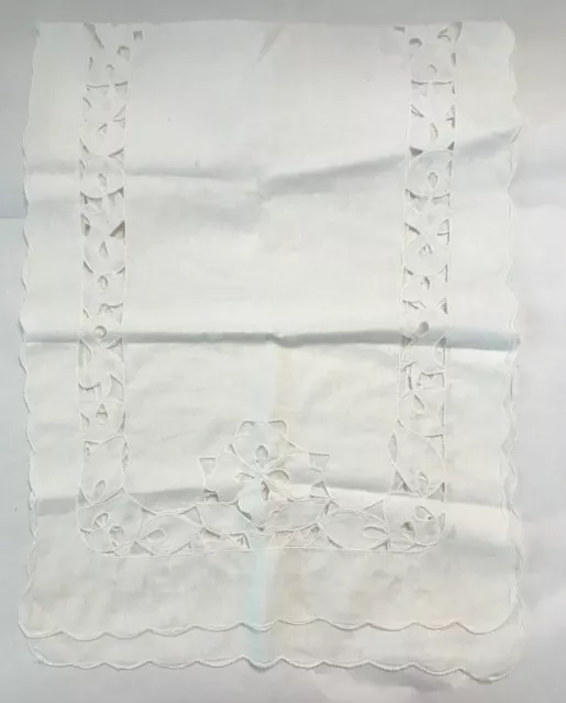 Vintage Table Runner White Linen Floral Cutwork Lace Dining Room Kitchen Holiday