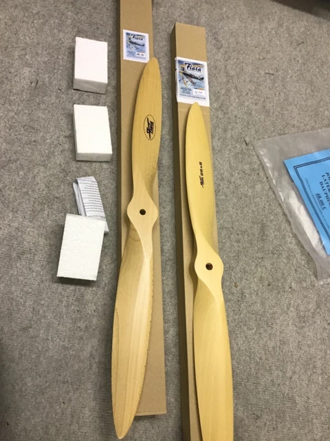 Modélisme avion RC lot de pièces hélices support visserie multiplex et