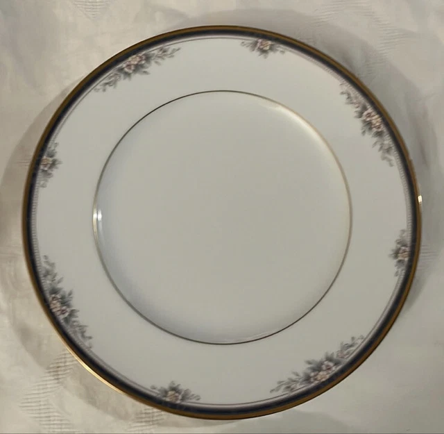 NORITAKE Ontatio 2 Dinner Plates 10.5" White Floral Design W/Gold Trim 1987-2006