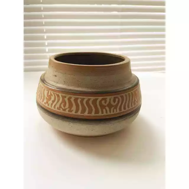 Tazón de maceta de cerámica artesanal Alan Ashpool detalle tallado marrón marcado IX