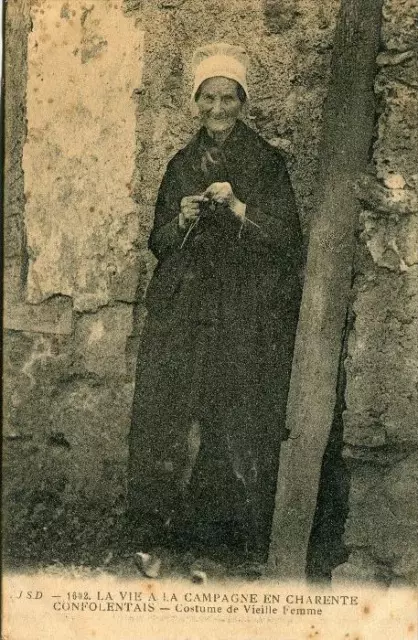 Cpa 16 La Vie A La Campagne En Charente Confolentais Costume De Vieille Femme (G