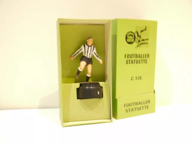 Subbuteo FOOTBALLER STATUETTE C120  ref 8 Newcastle United