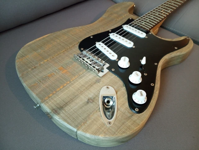 Guitare électrique customisée type stratocaster en mélèze  4