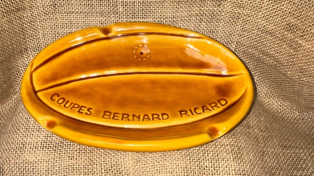 Cendrier Ricard, coupe Bernard Ricard, ballon de rugby 19 X Cendrier Ricard, coupe Bernard Ricard, ballon de rugby 19 X