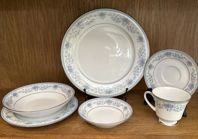 Noritake China Contemporary “Blue Hill” pattern 6 piece Place Set Platinum Trim