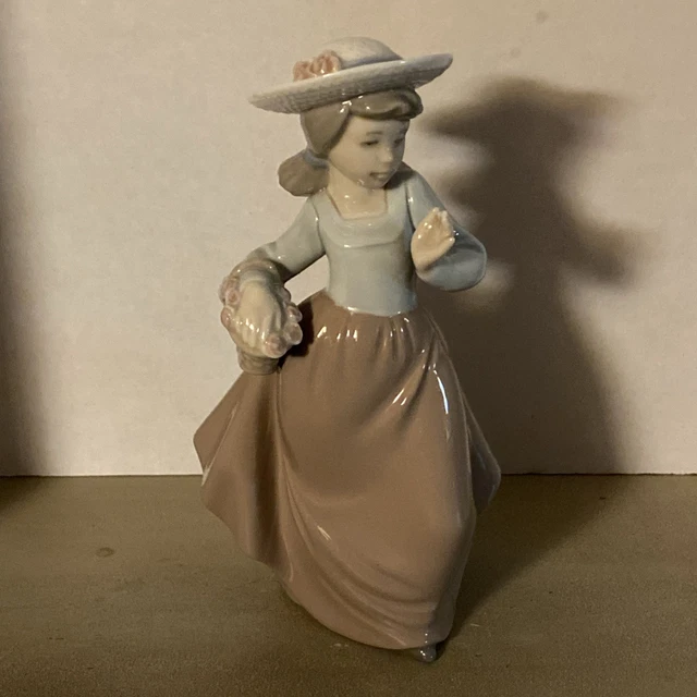 NAO陶器花を持つ少女 BEAUTIFUL NAO BY Lladro' Porcelain Figurine “Girl With Flower