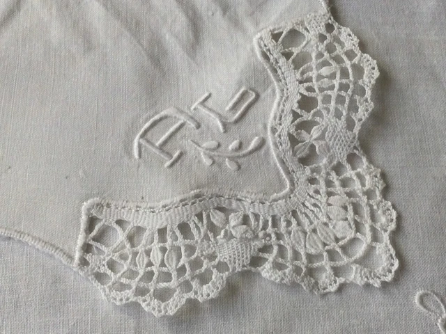 3 PETITS MOUCHOIRS linon broderie dentelle et chiffres