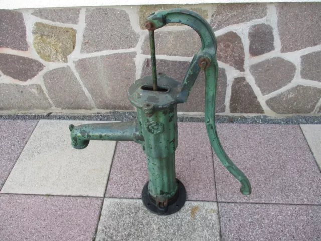 schöne alte antike Schwengelpumpe,Gartenpumpe, Handpumpe in Rostoptik