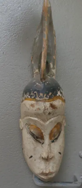 Afrique Masque Baoulé blanc ancien avec un Oiseau sur la tête traces d'usage 44c