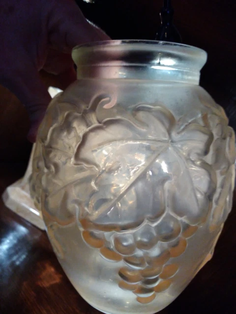 Ancien vase en verre moulé décor de pampres de vigne et grappes de